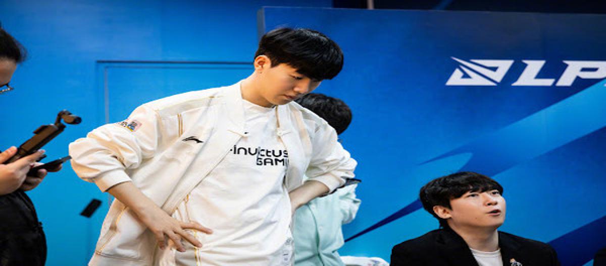 Doinb lost to Tian again, which caused heated discussions. Zeus's top laner Nidalee paid tribute to The Shy for his outstanding performance