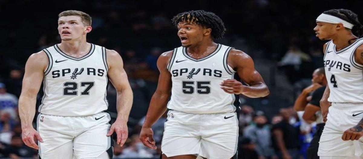 Riley Minix returns to Spurs on new two-way contract