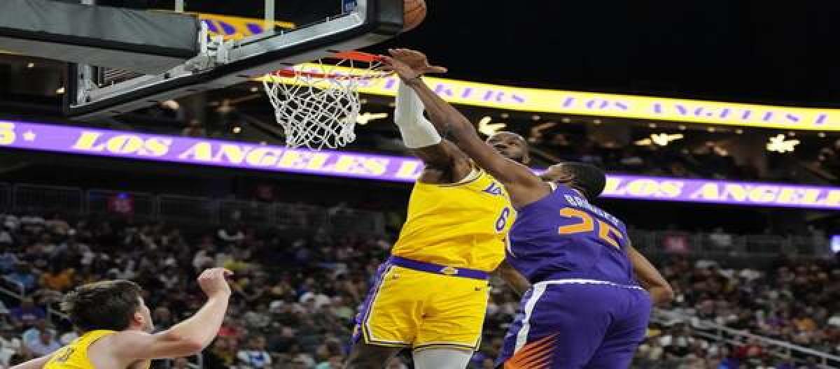 Reeves' 28 points and 16 rebounds sealed the Lakers' 116-115 victory over the Timberwolves at the buzzer.