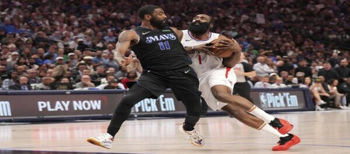 Maxi scored 38 points as the 76ers cruised to a 121-114 victory over the Mavericks.