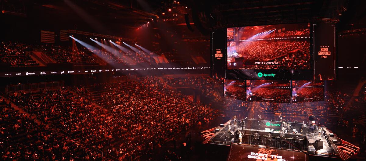 League of Legends: T1's highest-earning team, with a full house of 15,000 people at the stadium, leaving commentators watching from afar with envy.