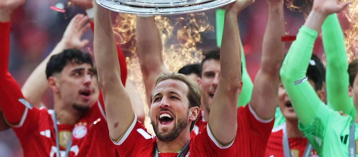 Harry Kane scores 36 goals, winning the league's top scorer title for the third consecutive year.