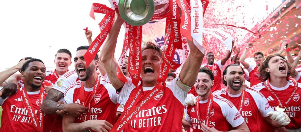 Premier League – Arsenal 2-1 Crystal Palace to lift the Champions League trophy