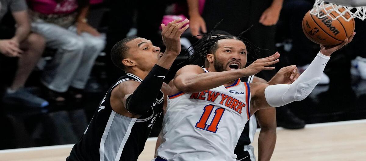 Brunson's 30 points led the Knicks to a 105-95 victory over the Spurs.