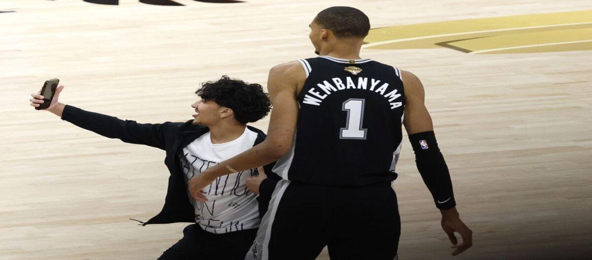 球迷冲入场地试图与文班亚马自拍 NBA宣布终身禁赛