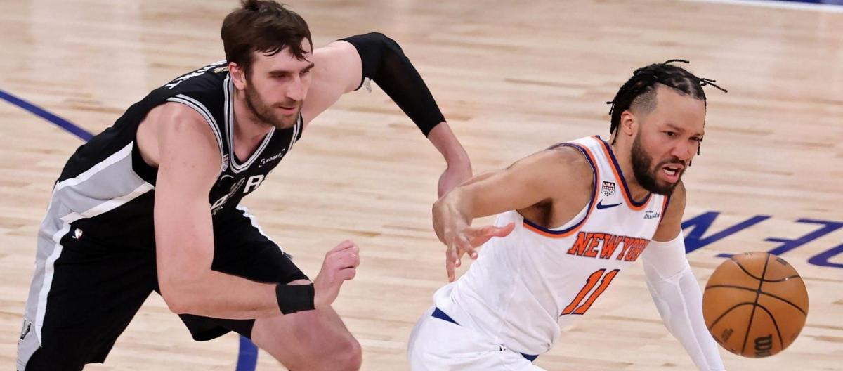 Mike Brown emphasized that mutual trust was a key factor in the Knicks' comeback victory against the Spurs.