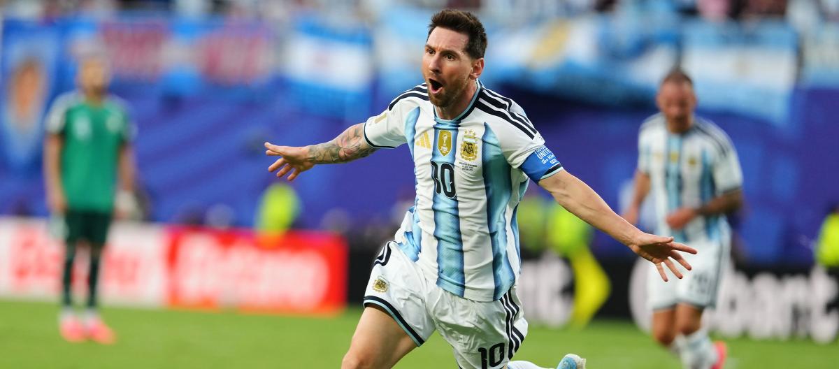 World Cup – Messi scores a hat-trick as Argentina defeats Algeria 3-0 to temporarily top the table. World Cup – Messi scores a hat-trick as Argentina defeats Algeria 3-0 to temporarily top the table.