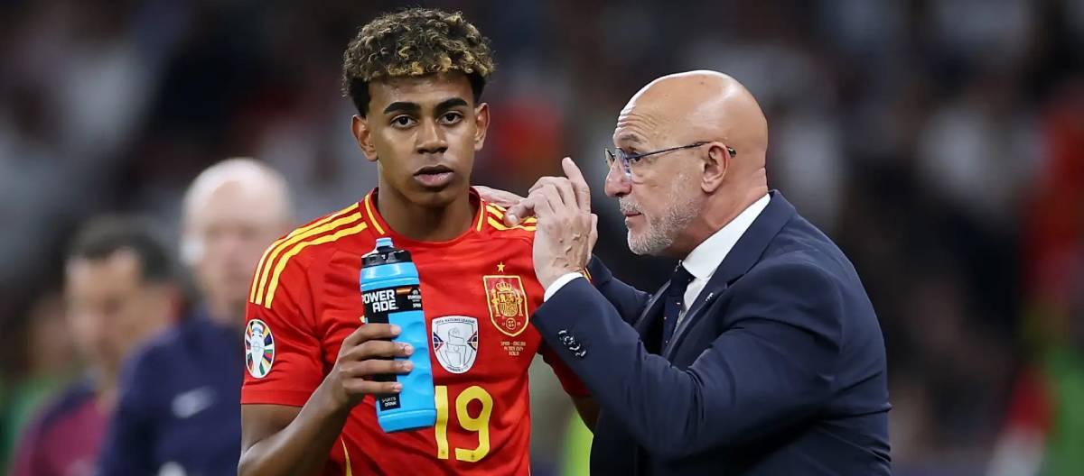 Spain's head coach praises Yamar as a football genius akin to an artist.