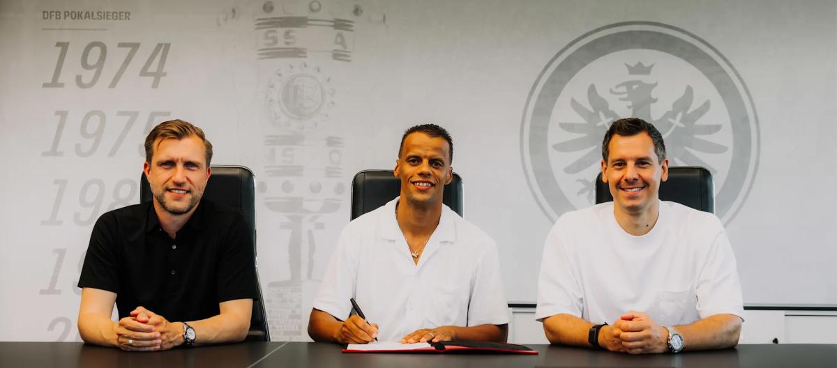 Official: Eintracht Frankfurt extends contract with right-back Timothy Chandler until 2027.