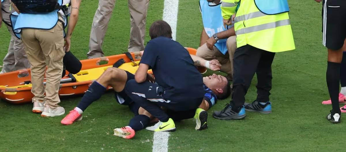 Ugarte suffers a knee injury during the World Cup, adding another shadow to his Manchester United career.