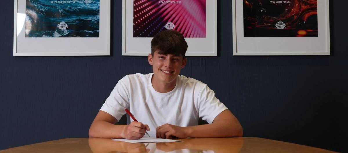 Sunderland officially announced that their homegrown star Jones has signed a two-year contract.