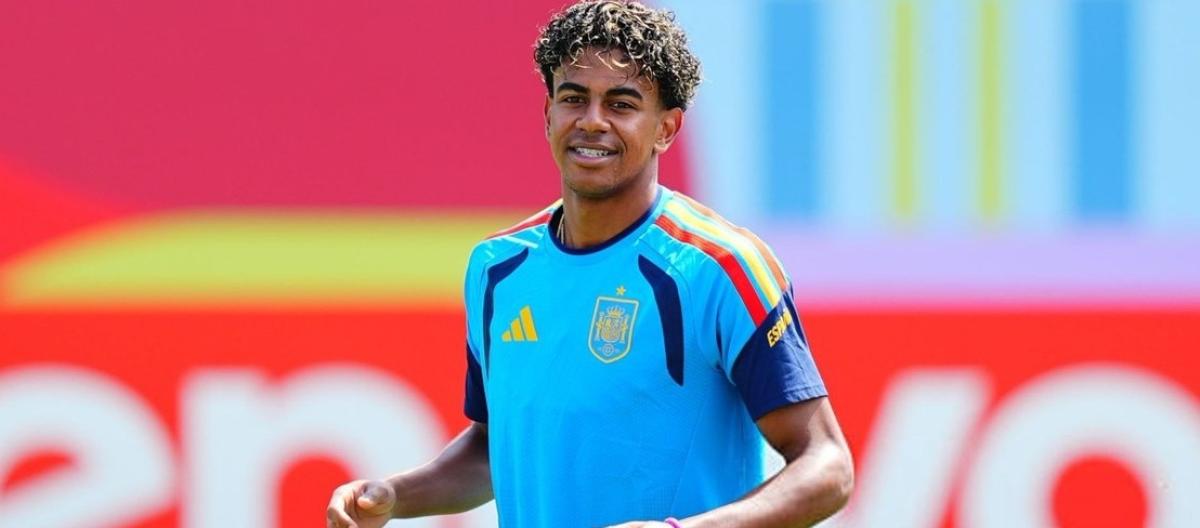 De la Fuente praised Yamal as a player who actively takes responsibility.