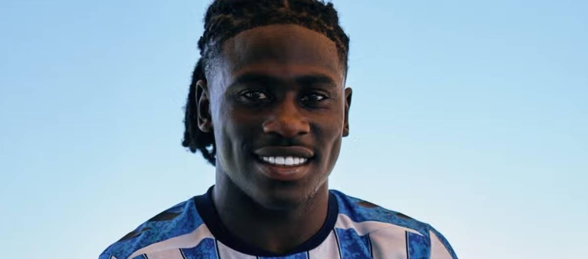 Coventry City sign striker Chaona to a five-year contract, returning to the Premier League.