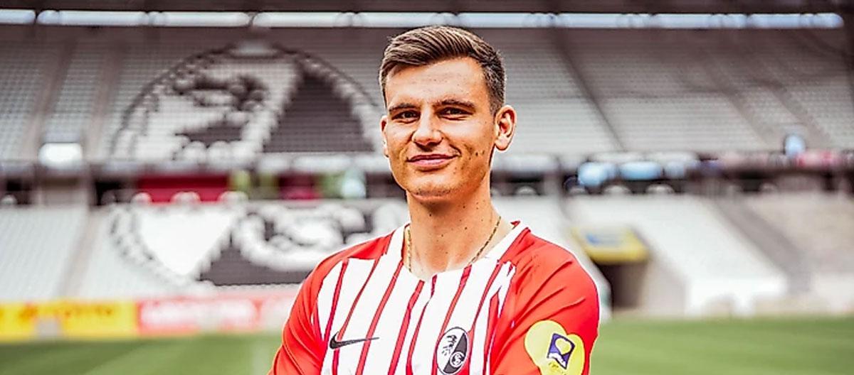 Freiburg officially announce the signing of Como's German defensive midfielder Yannik Engelhardt..