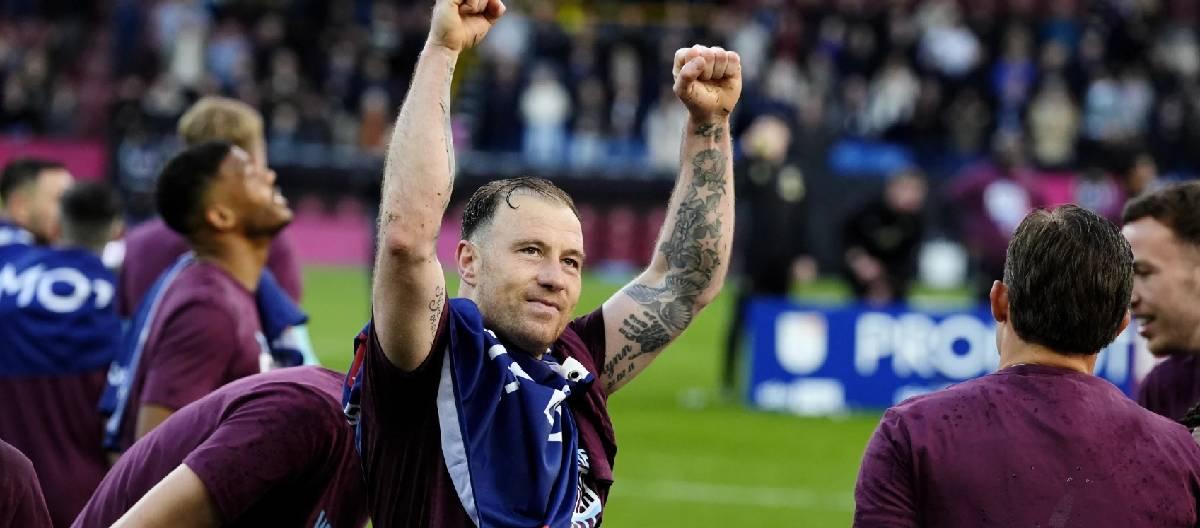 Ashley Barnes and Burnley have renewed their contract, signing a new one-year deal.
