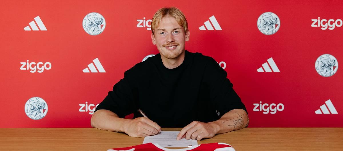 Ajax have officially announced the signing of Julian Brandt, with a contract running until 2029.