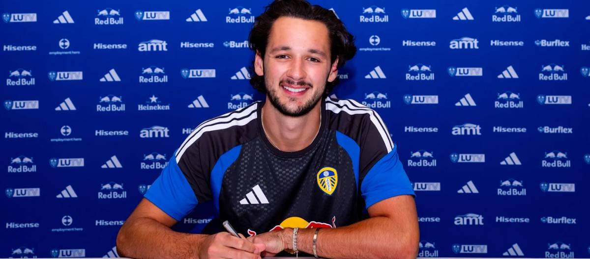 Manchester City goalkeeper James Trafford has officially joined Leeds United.