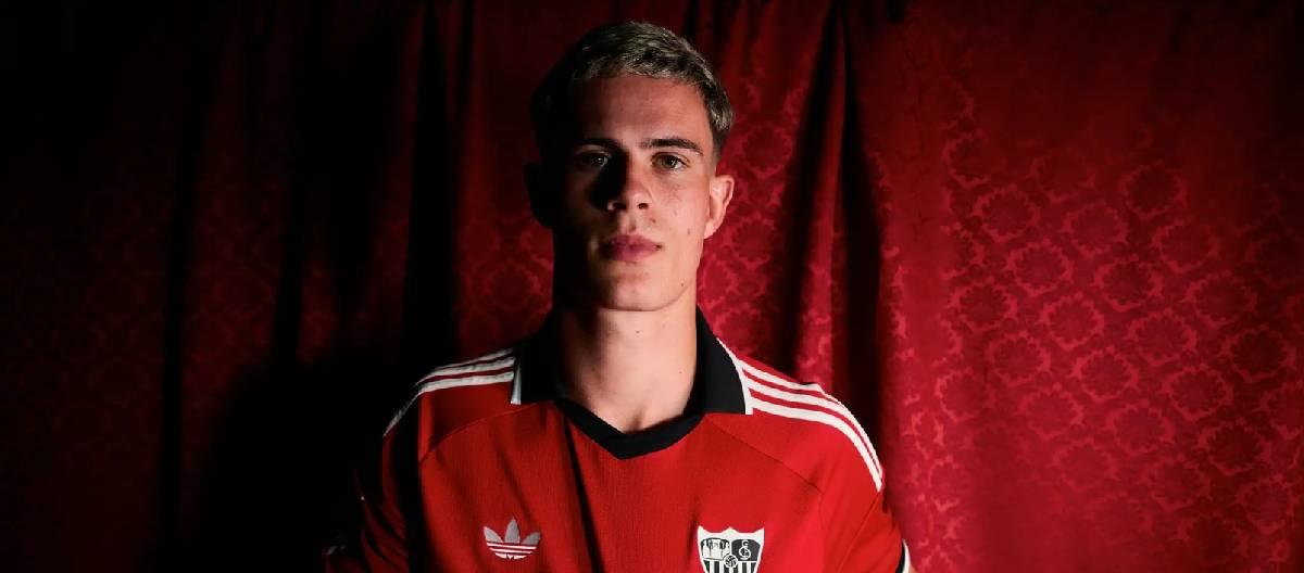 Sevilla have confirmed the signing of Robbie Ur, with a contract running until 2031.