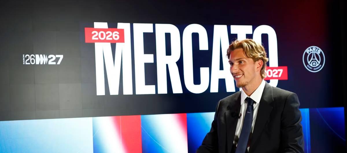 Paris Saint-Germain announced the signing of Belgian star winger Mika Götz