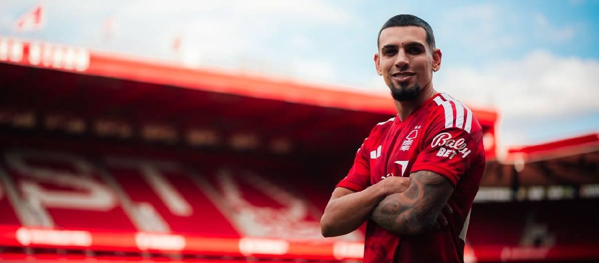 Nottingham Forest have officially signed Daniel Muñoz on a three-year contract.