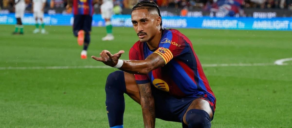 La Liga – Rafinha scores a hat-trick as Barcelona thrashes Racing Santander 7-2.