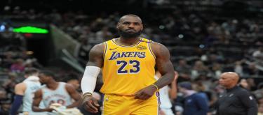 勒布朗·詹姆斯创造了NBA历史新纪录，超越了迈克尔·乔丹