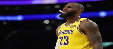 Harden exploded to help the Clippers beat the Lakers in the Los Angeles derby and win four consecutive victories