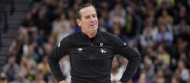 克利夫兰骑士队主帅肯尼·阿特金森荣膺NBA年度最佳教练