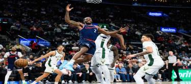 Leonard's 28-point outburst gave the Clippers a comfortable 129-126 victory over the Bucks.