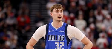 NBA官方：独行侠状元库珀·弗拉格当选本赛季最佳新秀