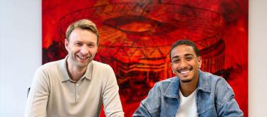 Bayer Leverkusen completes contract extension with Brazil international right wing-back Arthur..