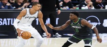 With 21 points from Castle and 19 from Wimbledon, the Spurs defeated the Timberwolves 133-95.