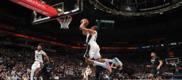 With Castle scoring 32 points, the Spurs cruised to a 139-109 victory over the Timberwolves.
