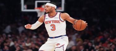 Hart's offensive and defensive outburst became the turning point as the Knicks reversed the Spurs' lead.