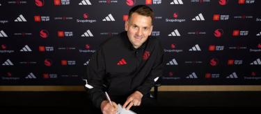 Official: Manchester United have extended the contract of 40-year-old goalkeeper Tom Heaton until June 2027.