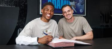 Freiburg striker Adamu has officially joined Schalke on a three-year contract.