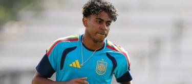 Despite his overall good form, De la Fuente stated that Yamal will not start for the time being.