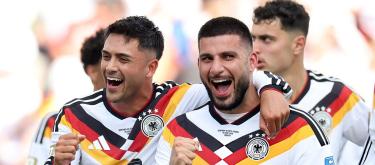 ◤美国、加拿大和墨西哥世界杯◢ 超级替补德尼夫·乌达夫梅开二度，帮助德国队在比赛尾声以2-1戏剧性地逆转战胜科特迪瓦队。