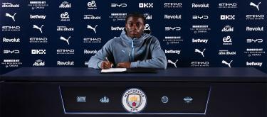 Manchester City have officially announced the signing of Leicester City's rising star Jeremy Munga on a five-year contract.