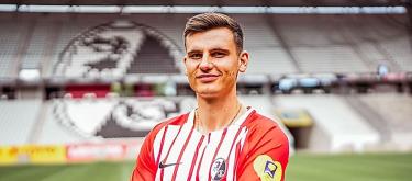 Freiburg officially announce the signing of Como's German defensive midfielder Yannik Engelhardt..