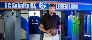 Official: Schalke extends contract with 40-year-old striker Dzeko until 2027