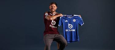 Wes Burns has officially joined Leicester City and signed a three-year contract with the club.