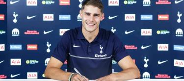 Center-back Mitch van der Fern has signed a new contract with Tottenham Hotspur.