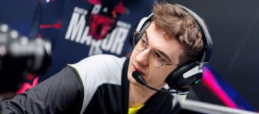 CS2: Streamer Evelone was presented with s1mple's 2021 HLTV Player of the Year trophy.