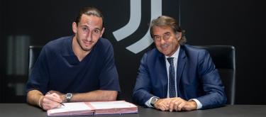 Wolfsburg goalkeeper Grabala has joined Juventus on loan with an option to buy.