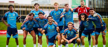 We must take good care of the players' health. De la Fuente: We will field the lineup best suited for this match.